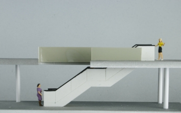 Treppenabgang, 1-geschossig, 2 Treppen mit Mittelgeländer