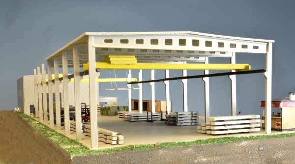Offene Lagerhalle mit Kranbahn und Betonfertigteilen
