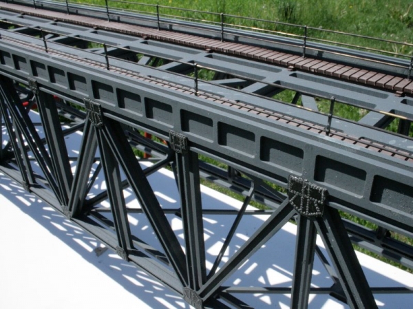 Junction plates lattice girder bridge