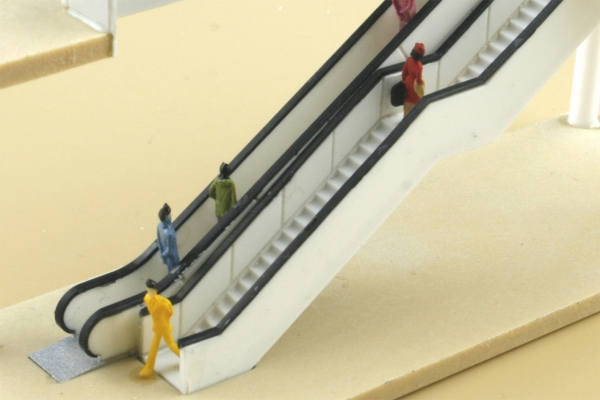 Treppenabgang, 2-geschossig, 1 Treppe und 1 Rolltreppe