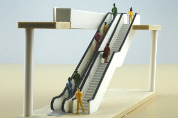 Treppenabgang, 2-geschossig, 1 Treppe und 1 Rolltreppe