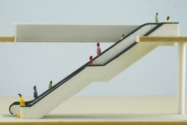 Treppenabgang, 2-geschossig, 1 Treppe und 1 Rolltreppe