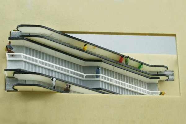 Treppenabgang, 2-geschossig, 2 Treppen und 2 Rolltreppen