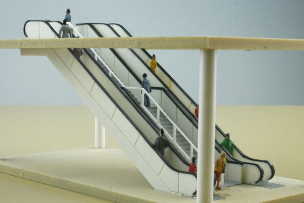 Treppenabgang, 2-geschossig, 2 Treppen und 2 Rolltreppen