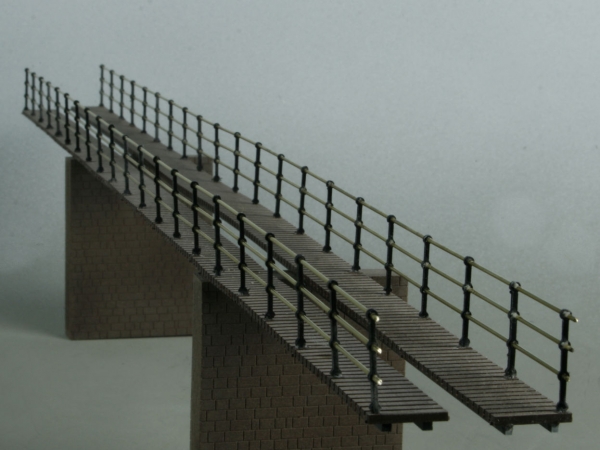 Foothpath :planking with railing