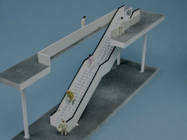 Treppenabgang, 2-geschossig, 2 Treppen mit Mittelgeländer