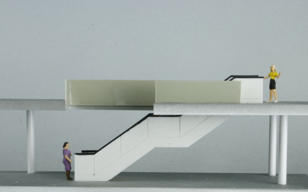 Treppenabgang, 1-geschossig, 2 Treppen mit Mittelgeländer